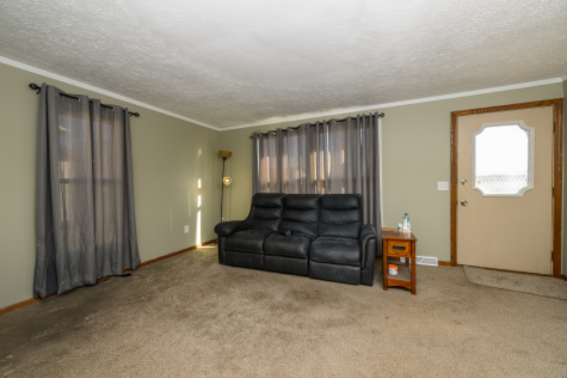 1095 Baier Ave - Photo 2 of 9