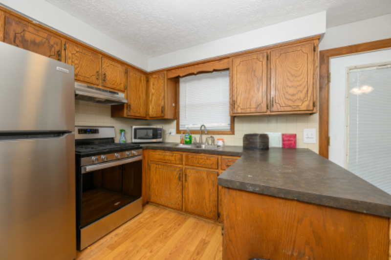 1095 Baier Ave - Photo 3 of 9