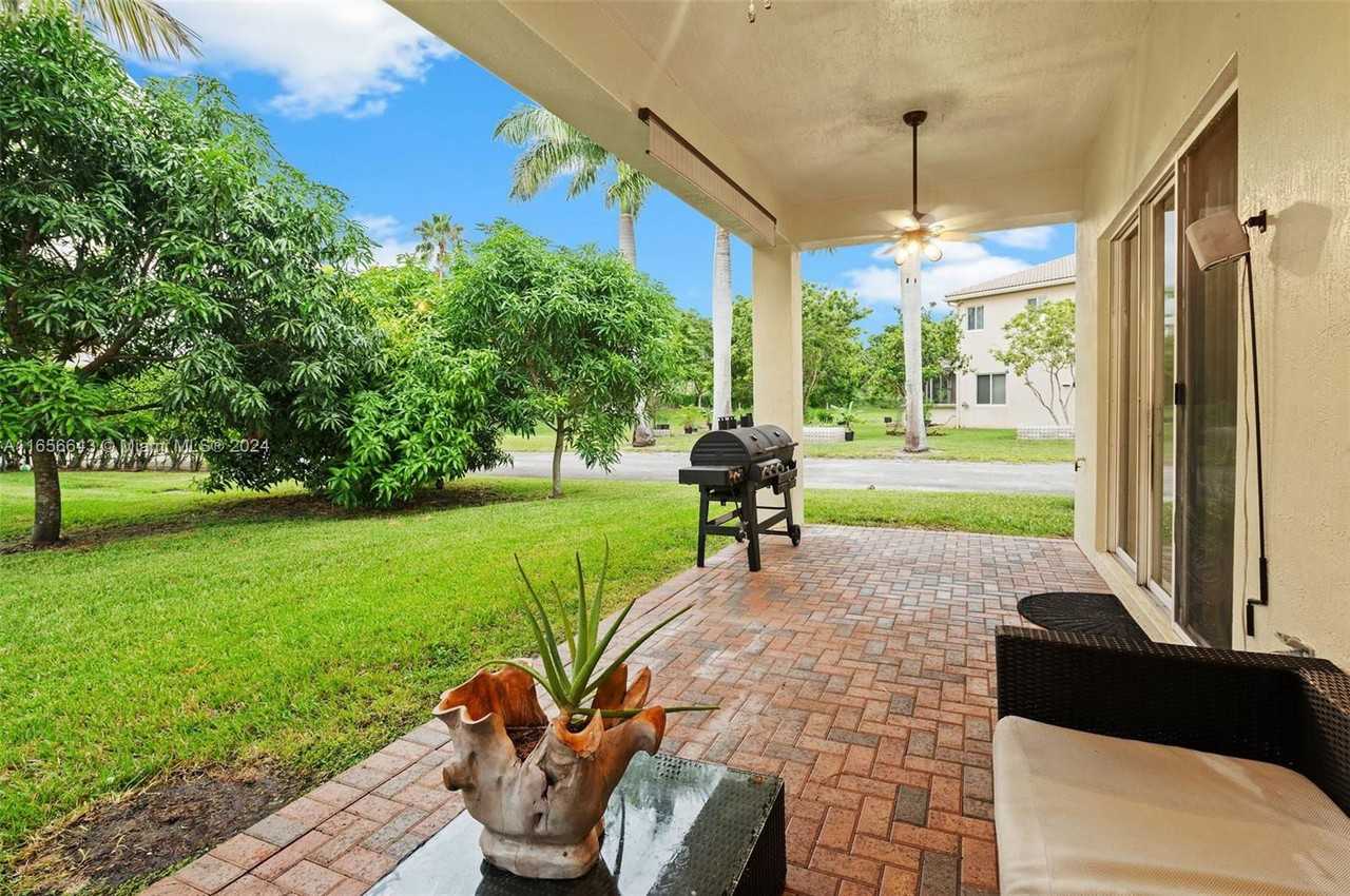 6001 Sw 195th Ave - Photo 2 of 8