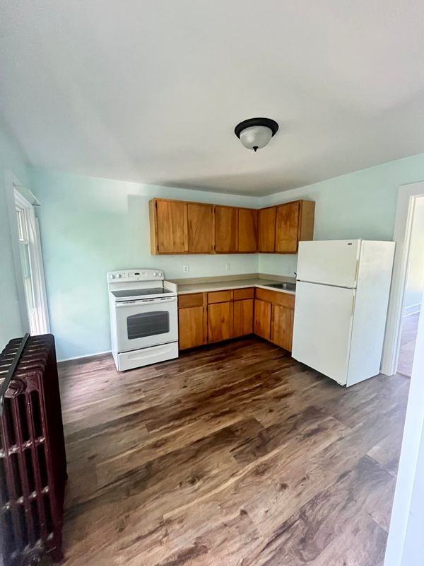 112 Holmes St - Photo 3 of 10