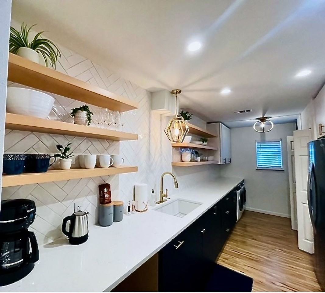 11004 Jordan Ln - Photo 2 of 13