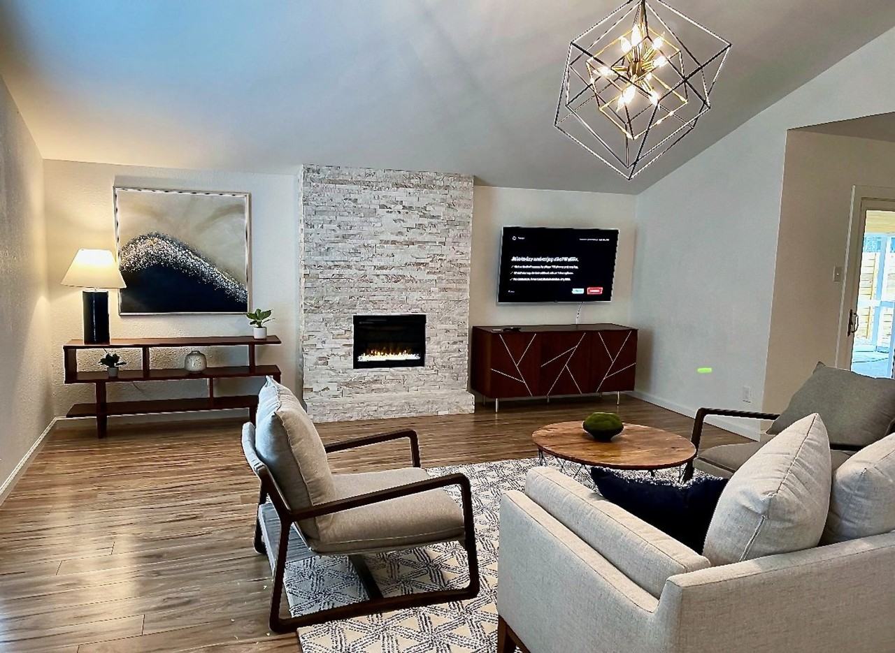 11004 Jordan Ln - Photo 3 of 13