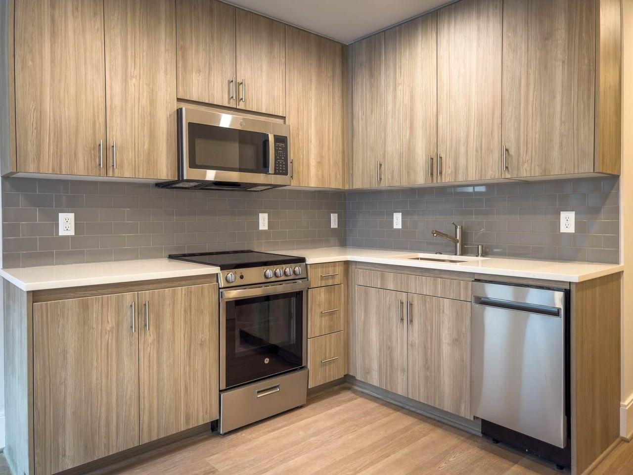 Weavers Row - Photo 2 of 50