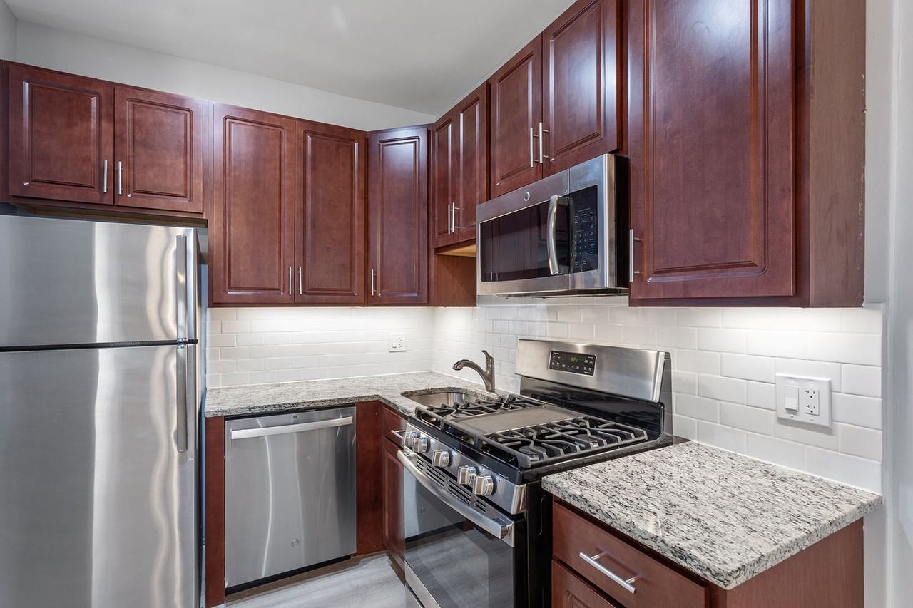 7600 N Sheridan Road - Photo 3 of 9