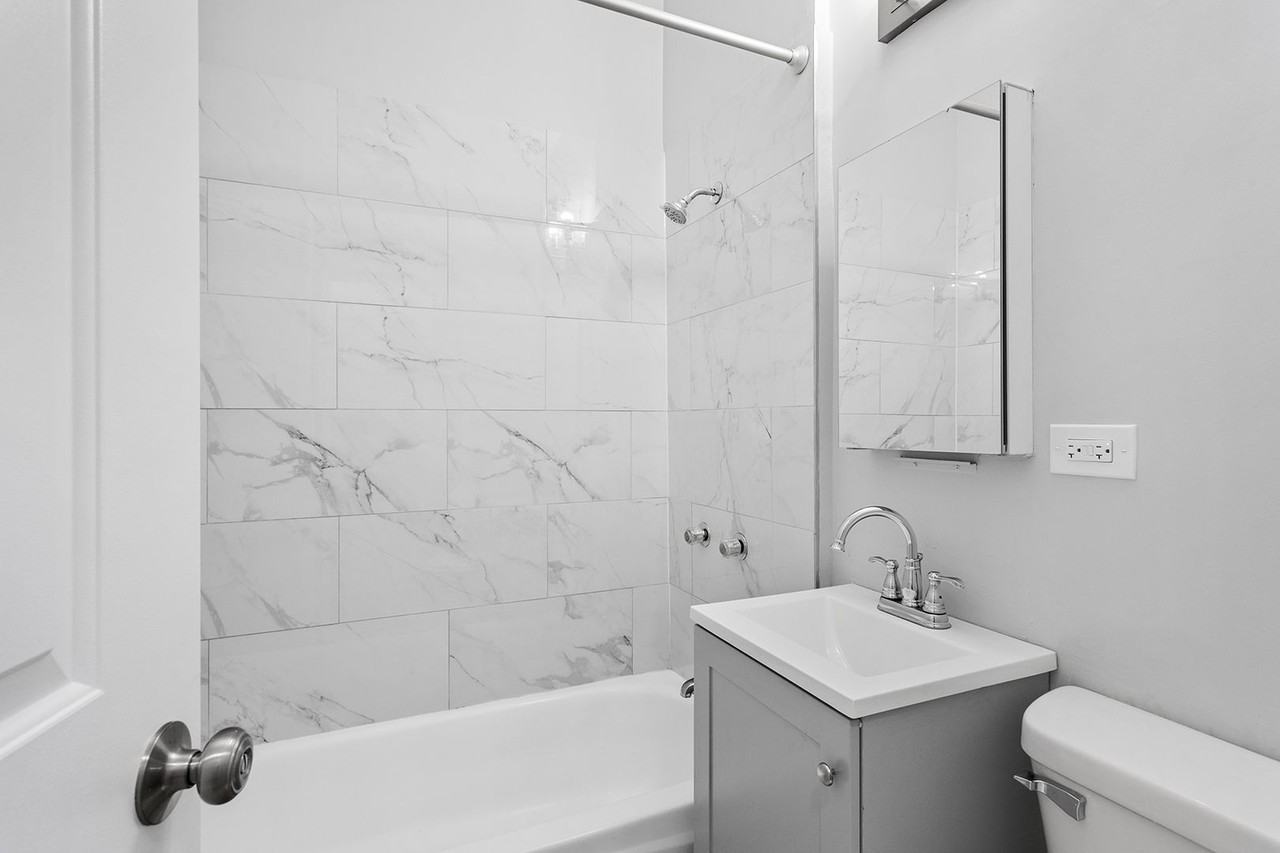7600 N Sheridan Road - Photo 7 of 9