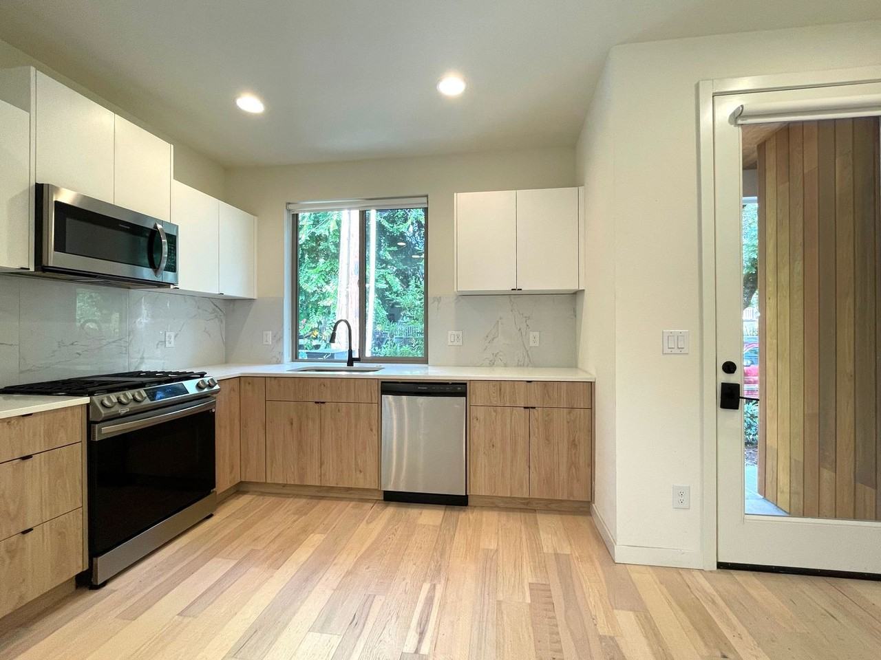 24 Ne Monroe St - Photo 2 of 14