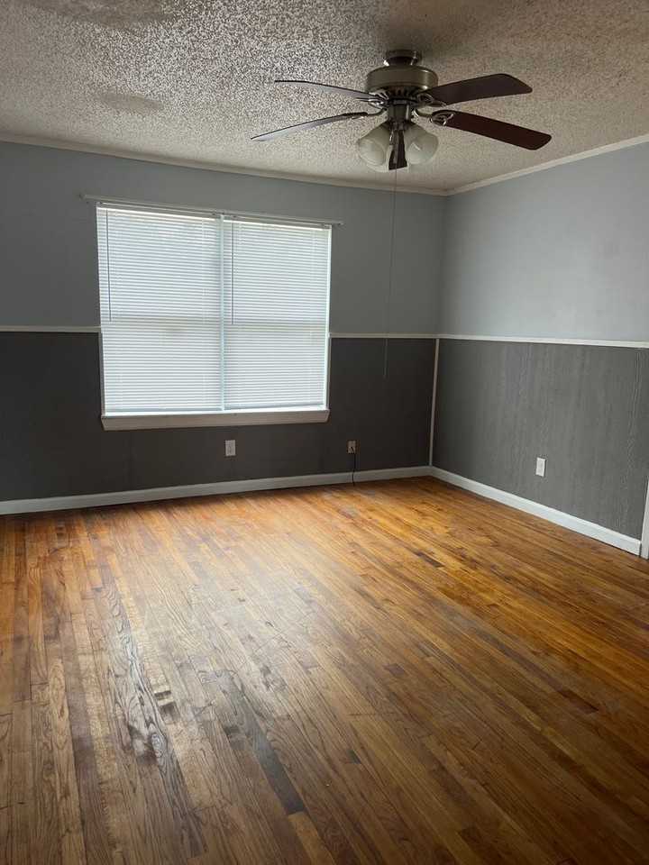 1602 Kings Road - Photo 2 of 5