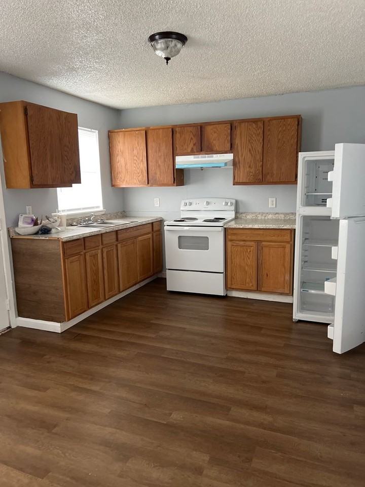 1602 Kings Road - Photo 3 of 5