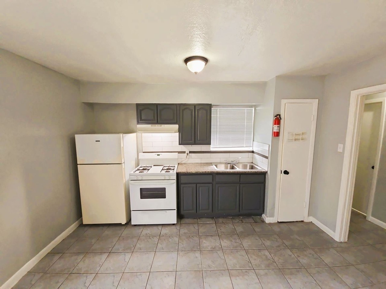 Manus Apartment - Photo 2 of 14