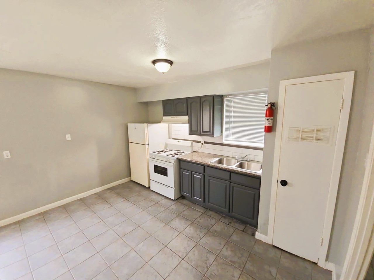 Manus Apartment - Photo 3 of 14