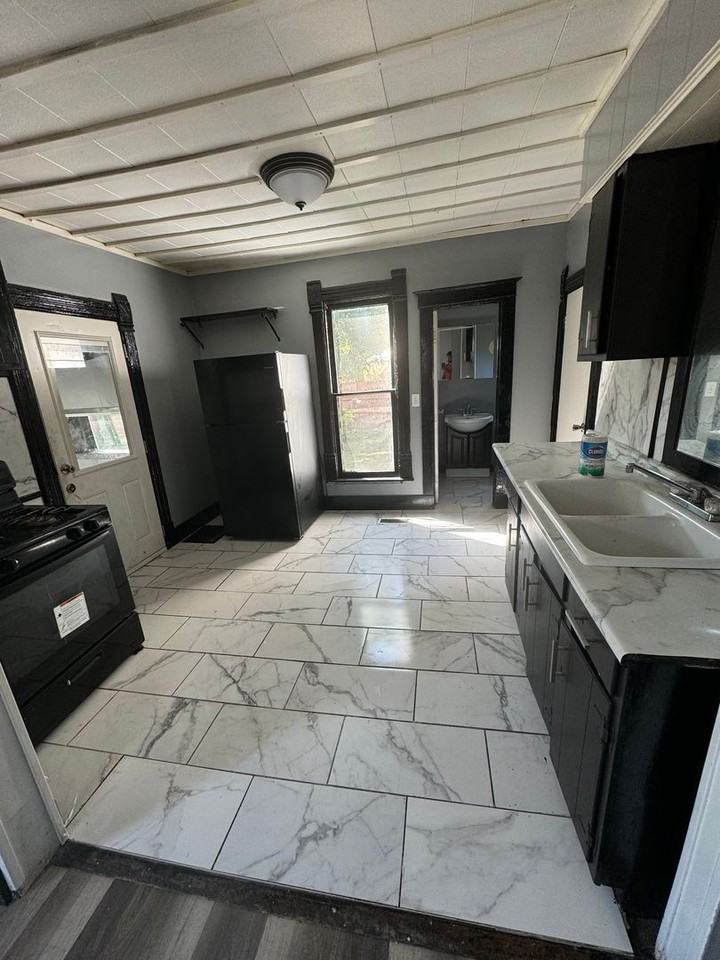 619 W Indiana Ave - Photo 3 of 10