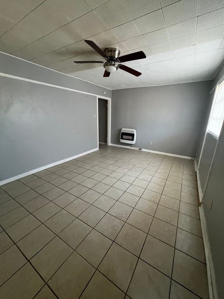 603 East North 16th Street - Photo 2 of 5