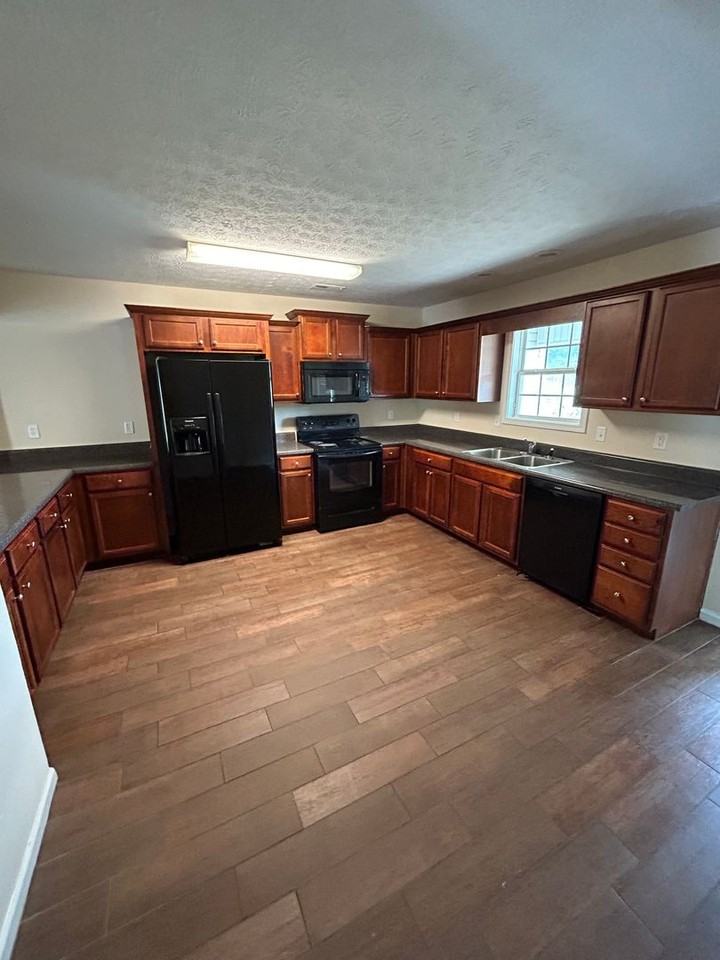 617 Burson Ave - Photo 3 of 8