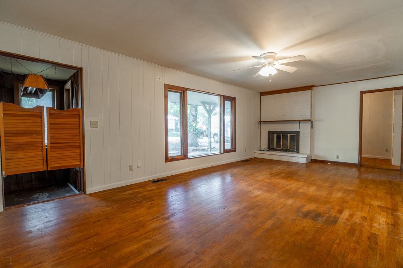 2004 W Berry St - Photo 4 of 18