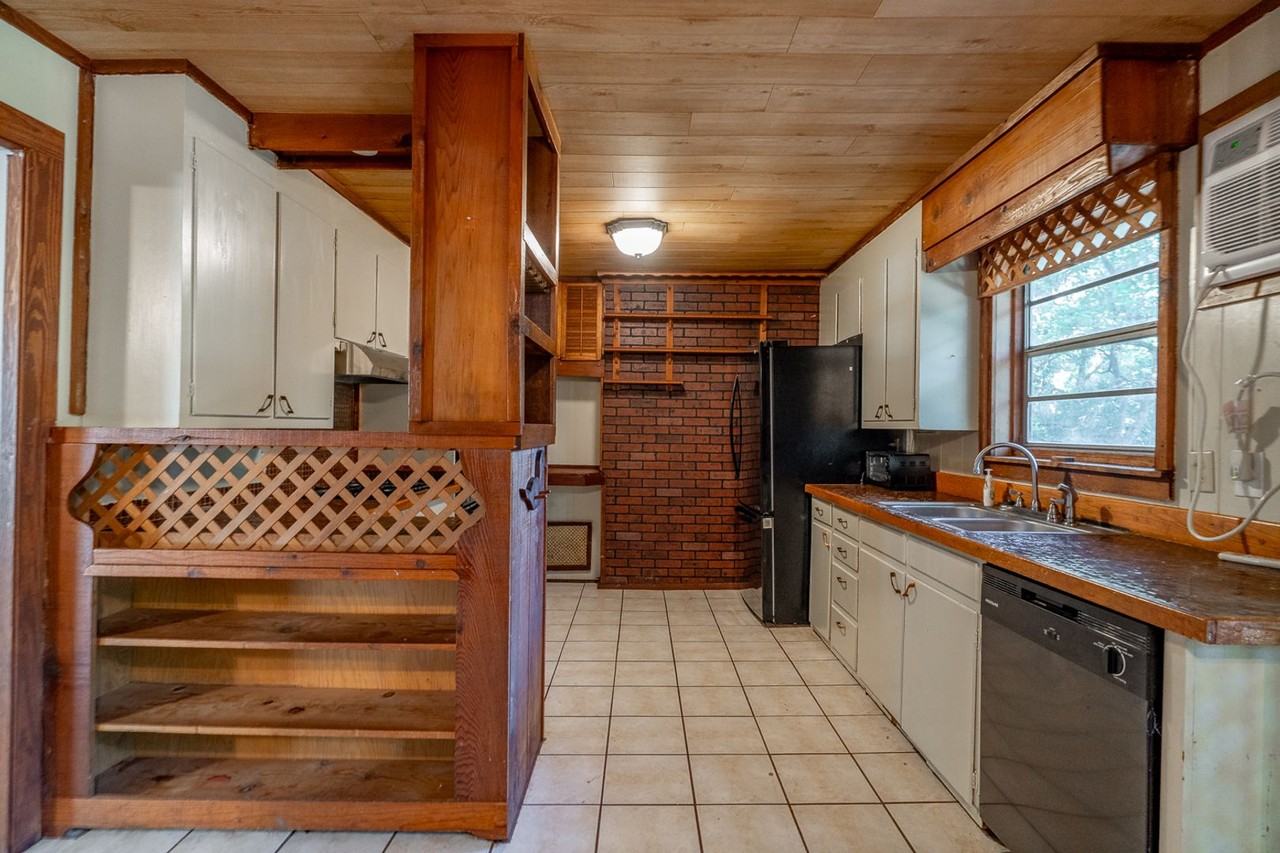 2004 W Berry St - Photo 5 of 18