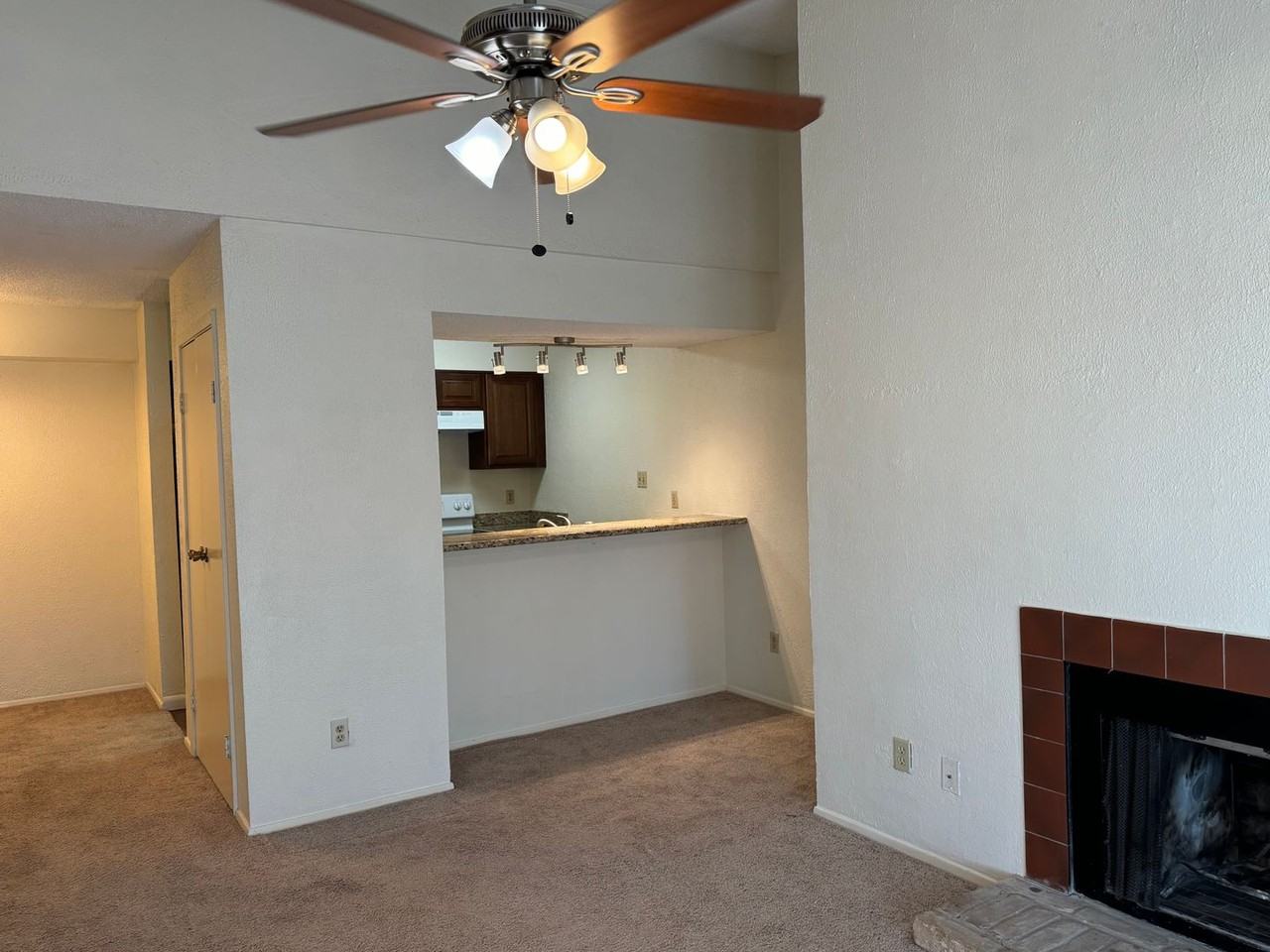 7096 N Holiday Dr - Photo 3 of 17