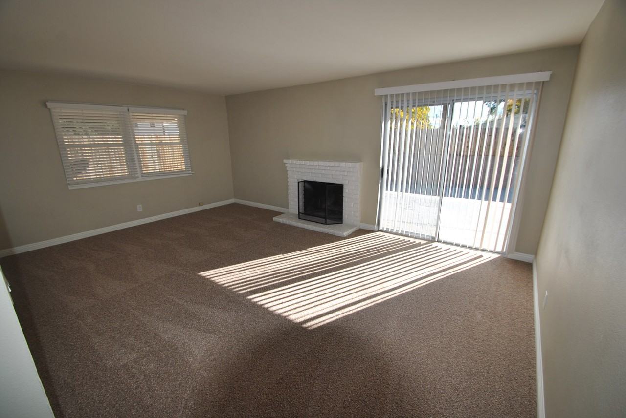 2717 W Victoria St - Photo 2 of 8