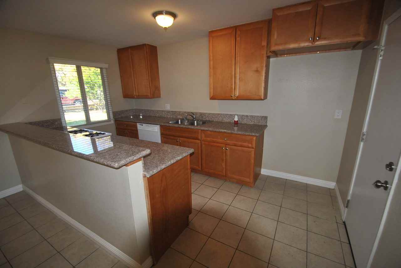 2717 W Victoria St - Photo 3 of 8