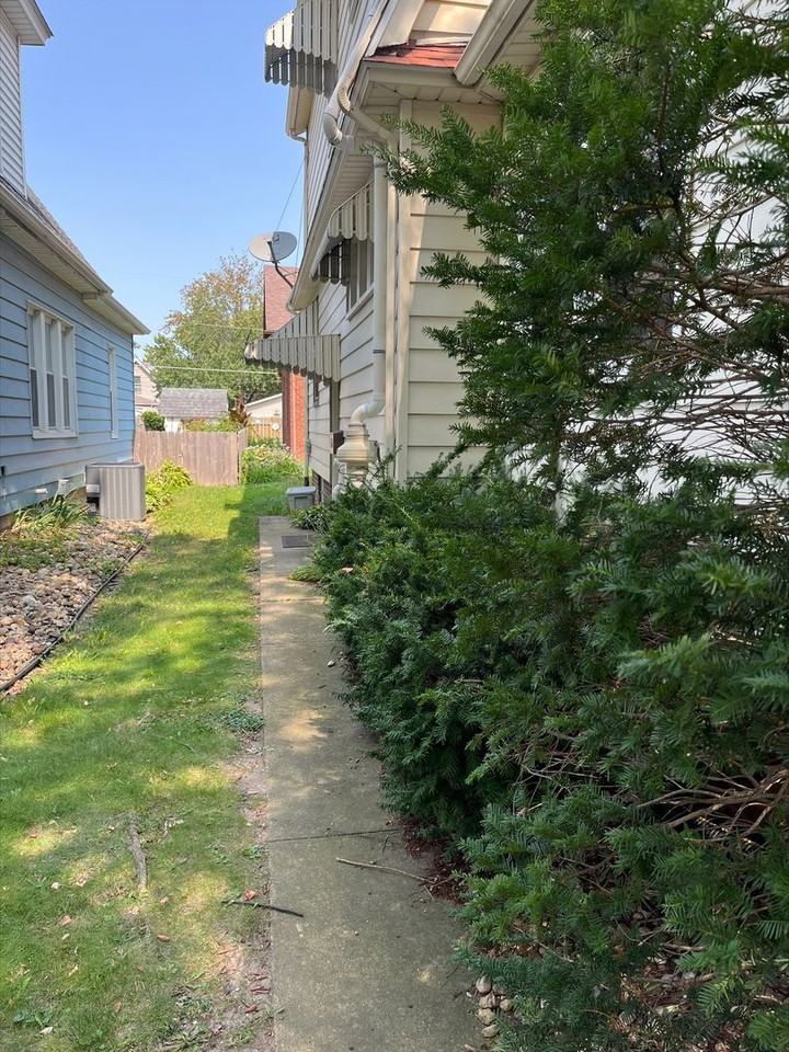 1325 27th St - Photo 2 of 30