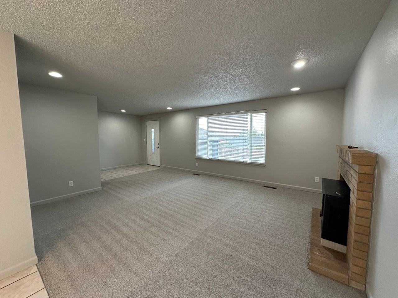 336 Satus St - Photo 6 of 34