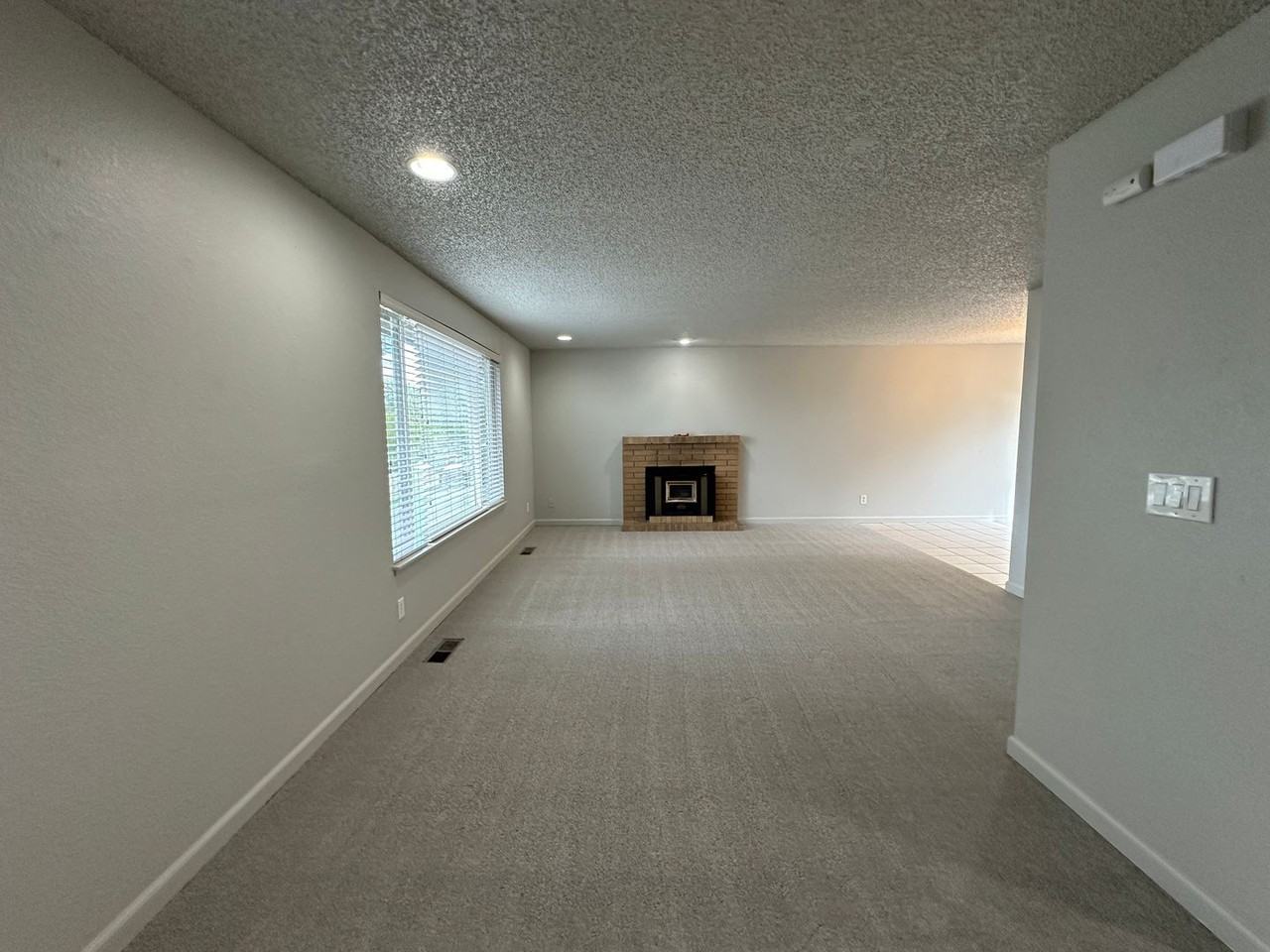336 Satus St - Photo 5 of 34