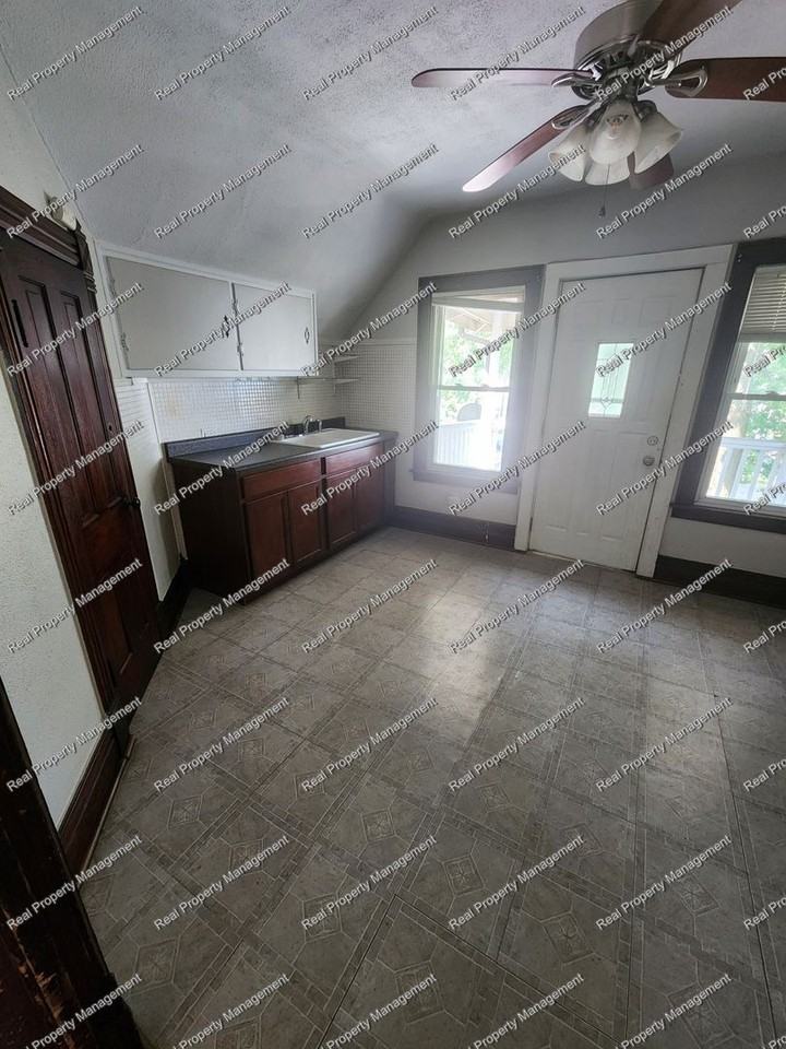 607 Valparaiso St - Photo 2 of 7