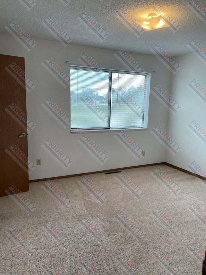 720 S Gurley Ave - Photo 5 of 9