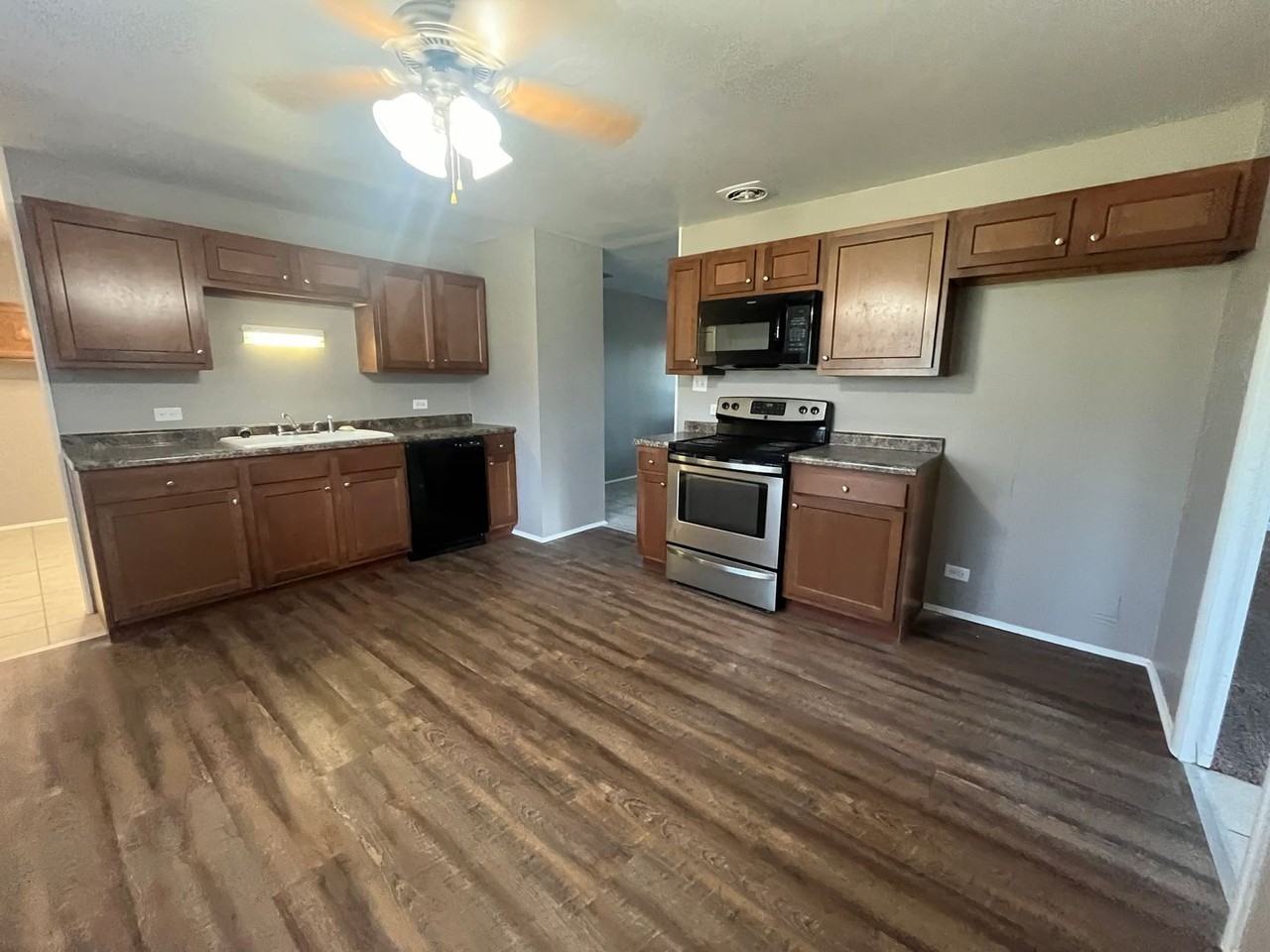 522 Sara Dr - Photo 2 of 10