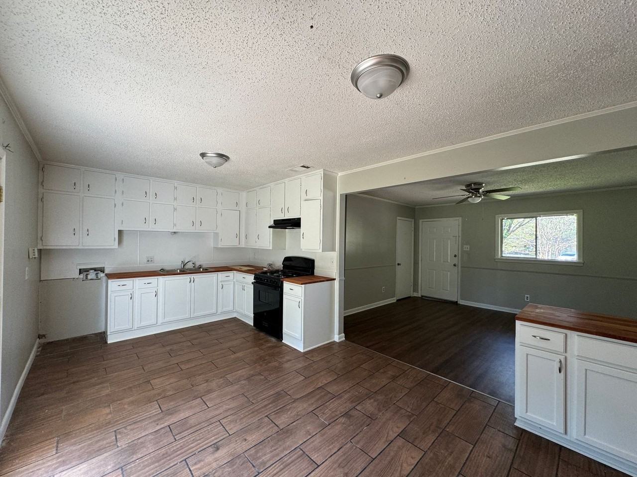 1300 Meadowview Drive - Photo 4 of 11