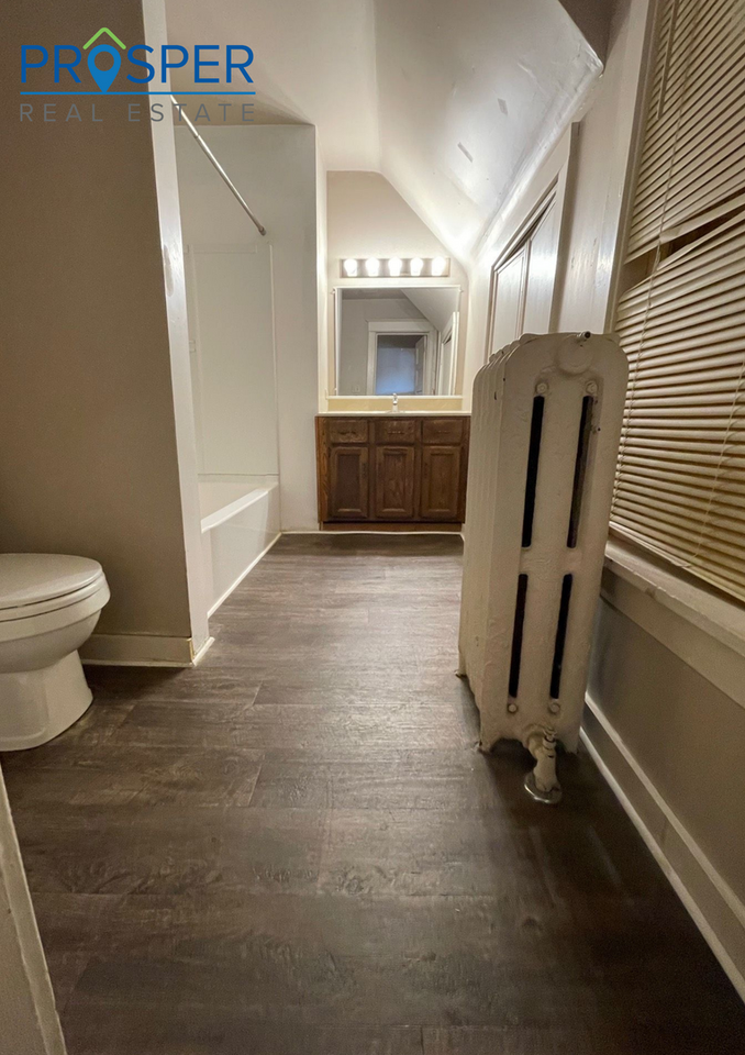 225 Hudson St - Photo 6 of 19