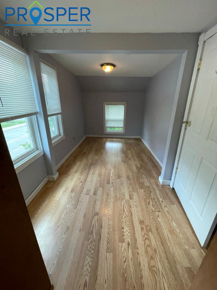912 S Farwell St - Photo 2 of 22