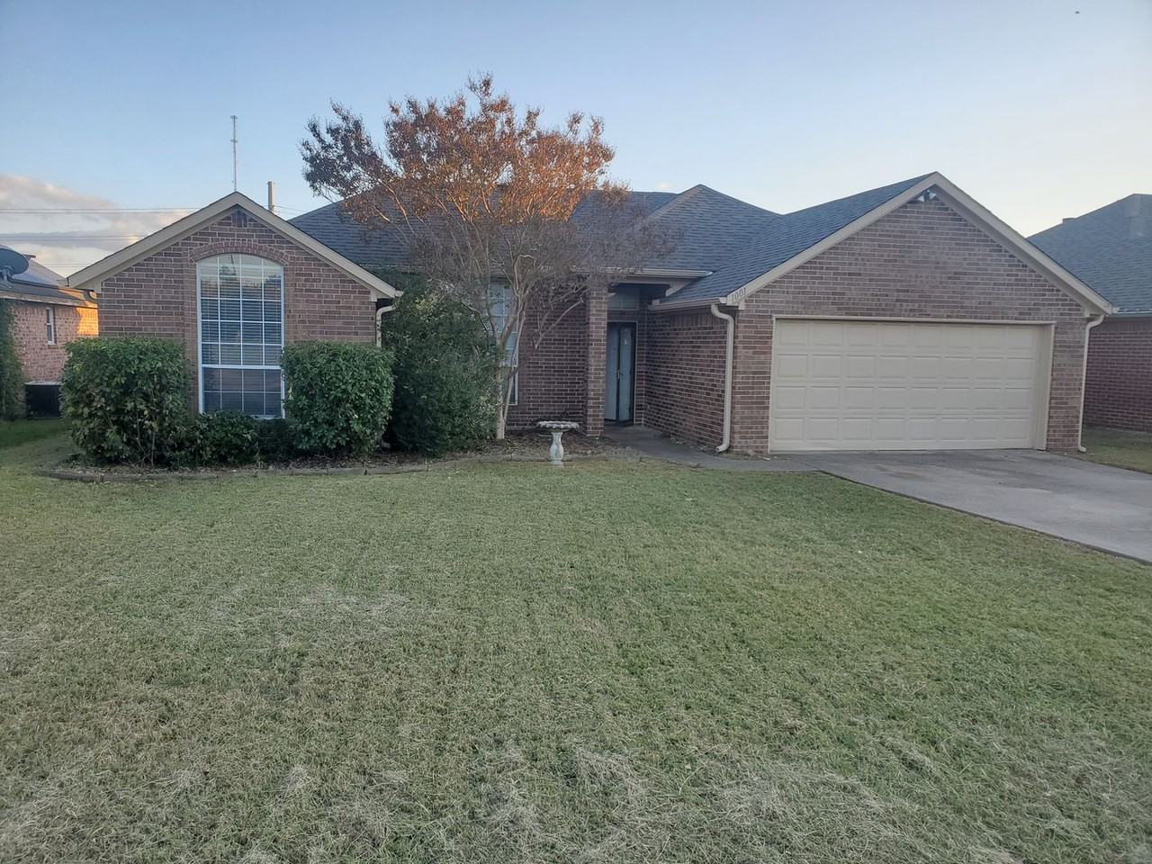 1001 Brookhaven Dr - Photo 2 of 15