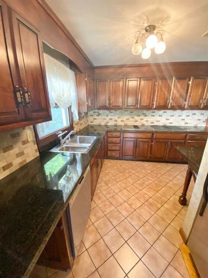 8 Greenwood Ave - Photo 6 of 34