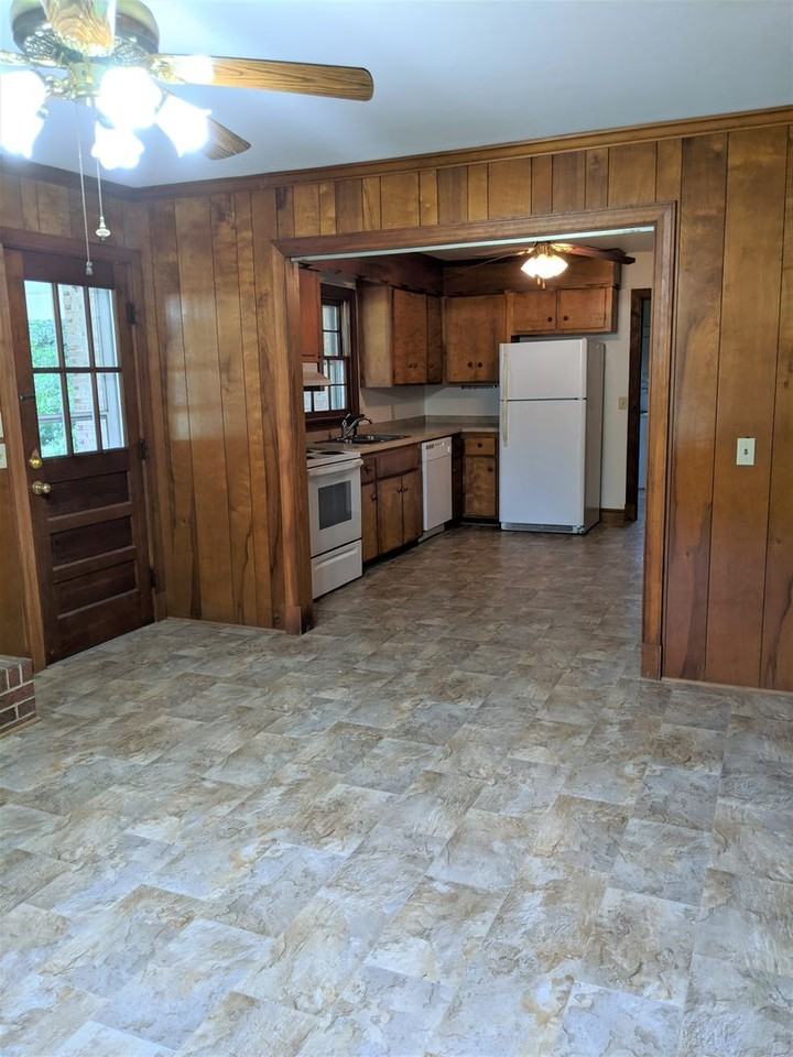 318 Jasper Ln - Photo 2 of 21