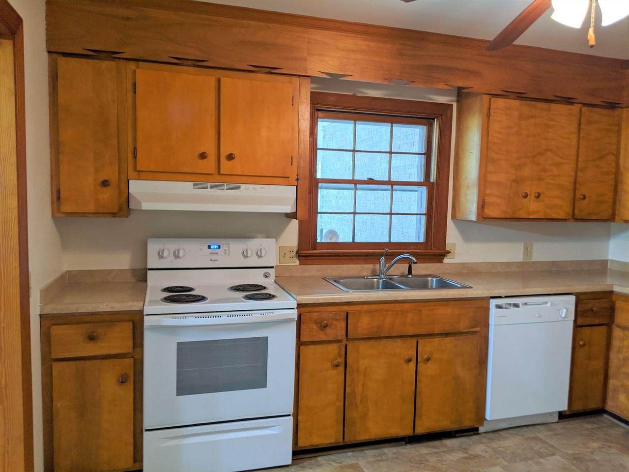 318 Jasper Ln - Photo 3 of 21