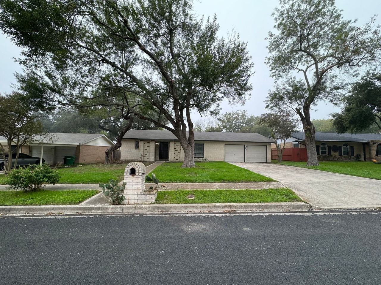 10811 Edgefield Dr - Photo 3 of 17