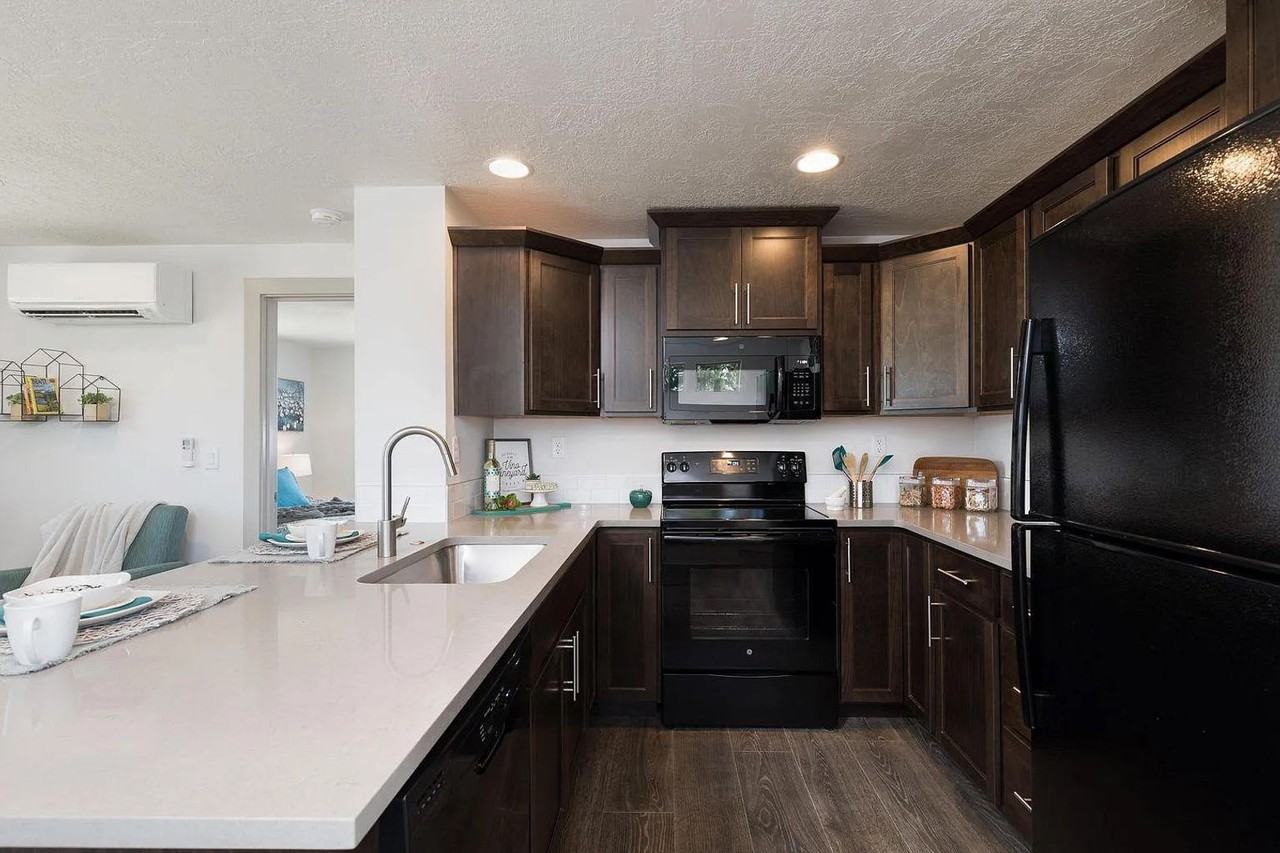 16498 Carter Ct - Photo 3 of 9