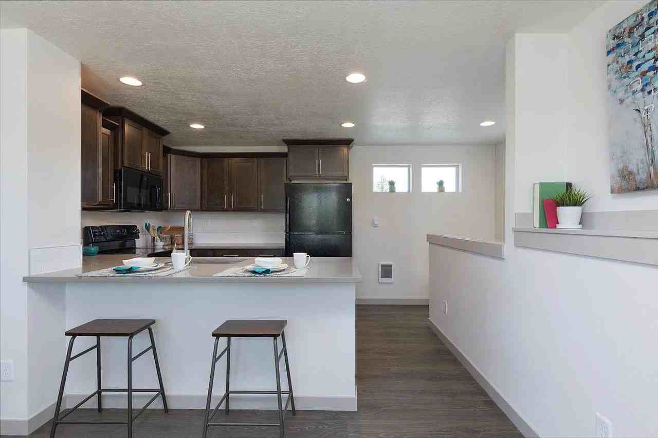 16498 Carter Ct - Photo 7 of 9