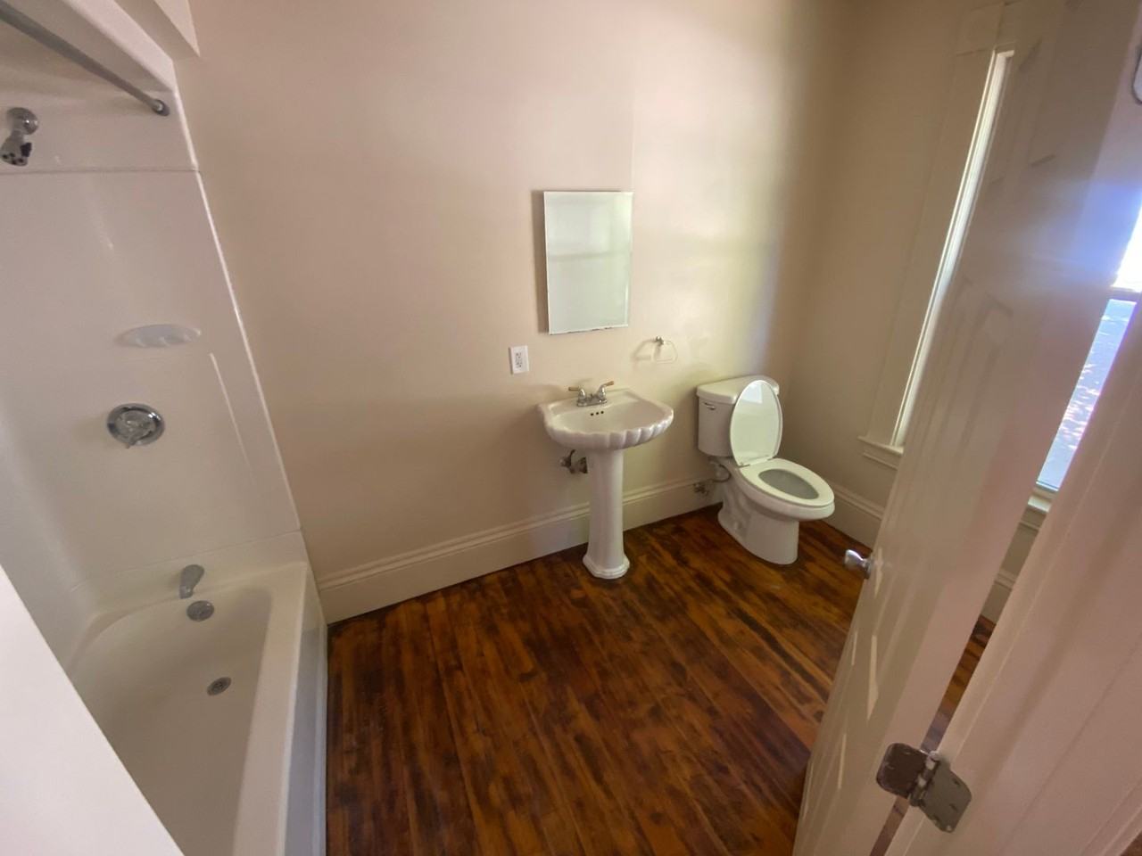 39 Library St - Photo 3 of 10