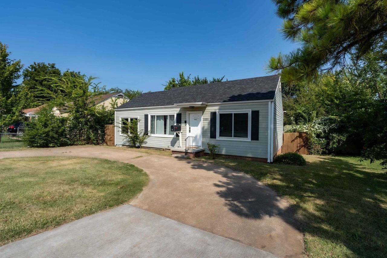 1035 N Harvard Ave - Photo 2 of 16