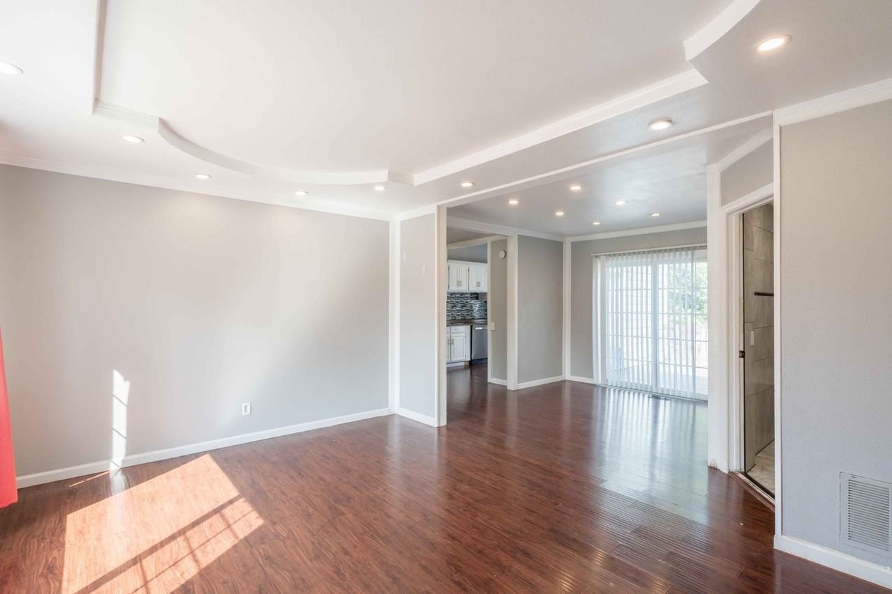 1035 N Harvard Ave - Photo 3 of 16