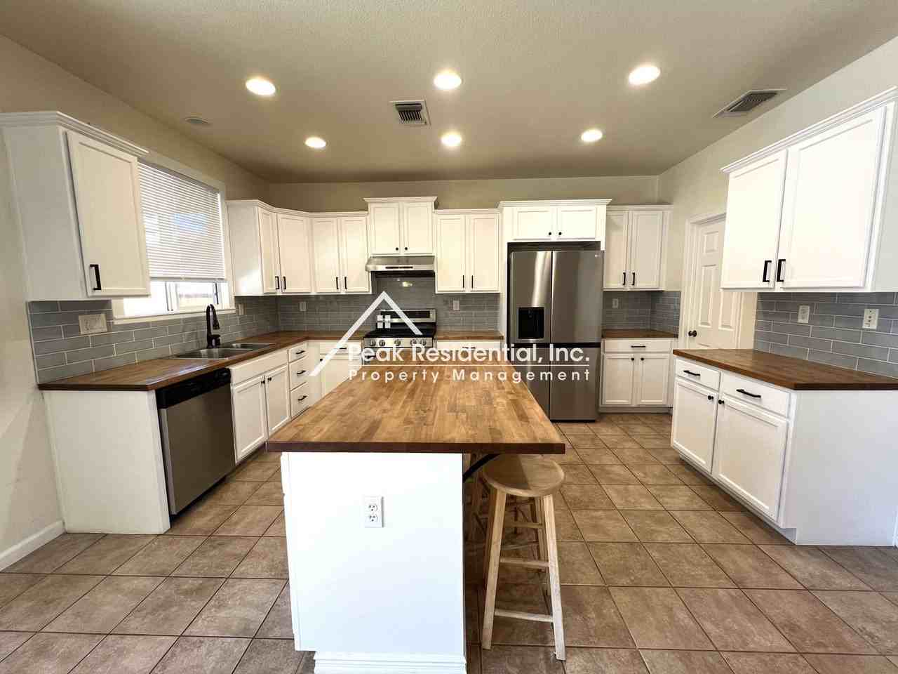 8220 Sheldon Place Dr - Photo 7 of 34