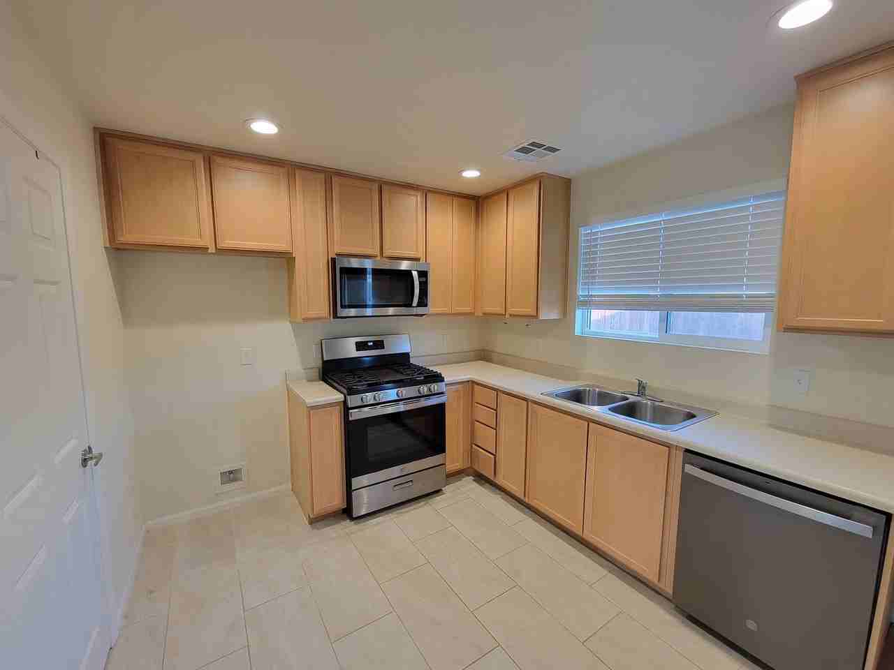 2728 Brighton St - Photo 4 of 21