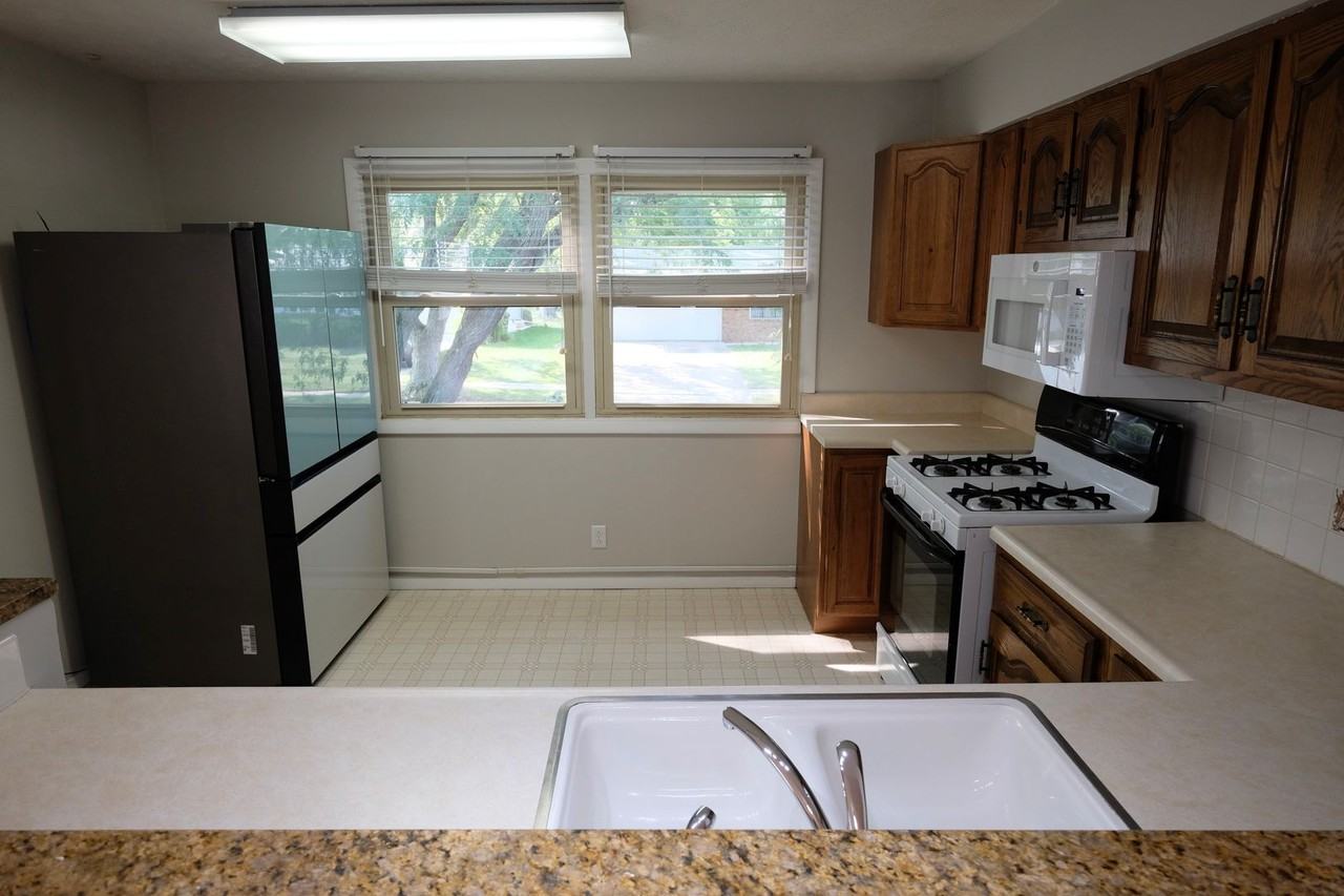 1418 Hanson Dr - Photo 3 of 17