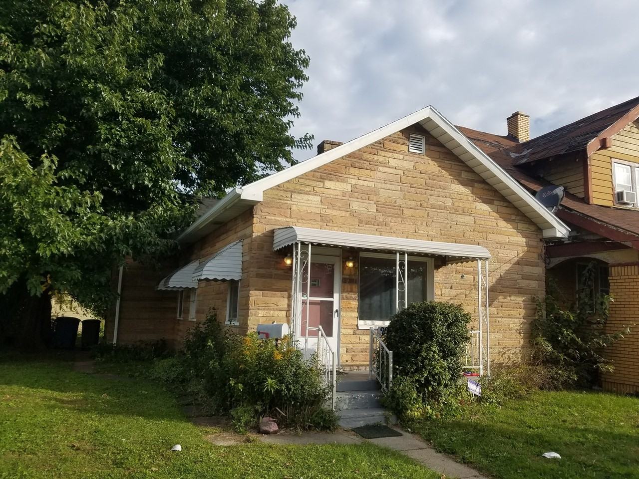 227 Everett St - Photo 3 of 10