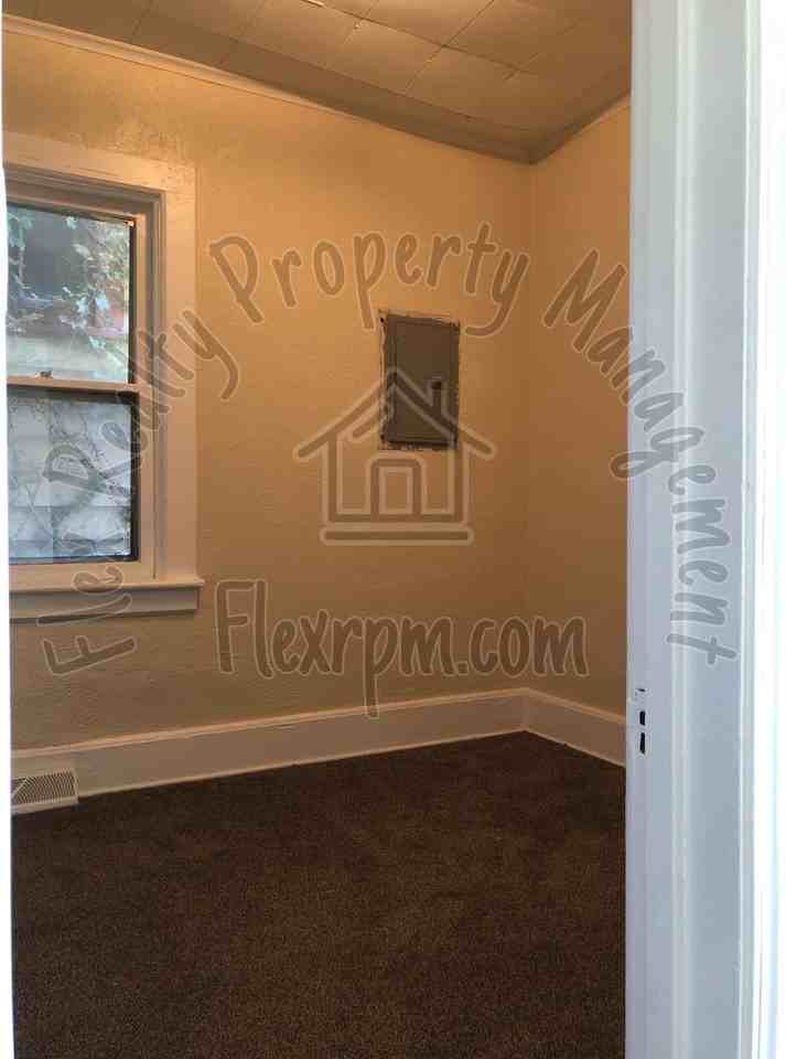 227 Everett St - Photo 4 of 10