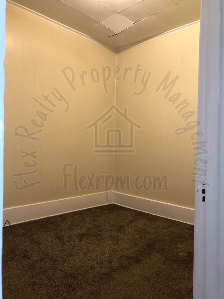 227 Everett St - Photo 5 of 10