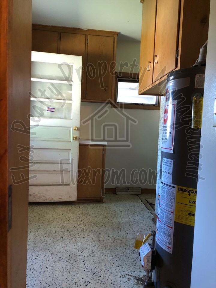 227 Everett St - Photo 7 of 10