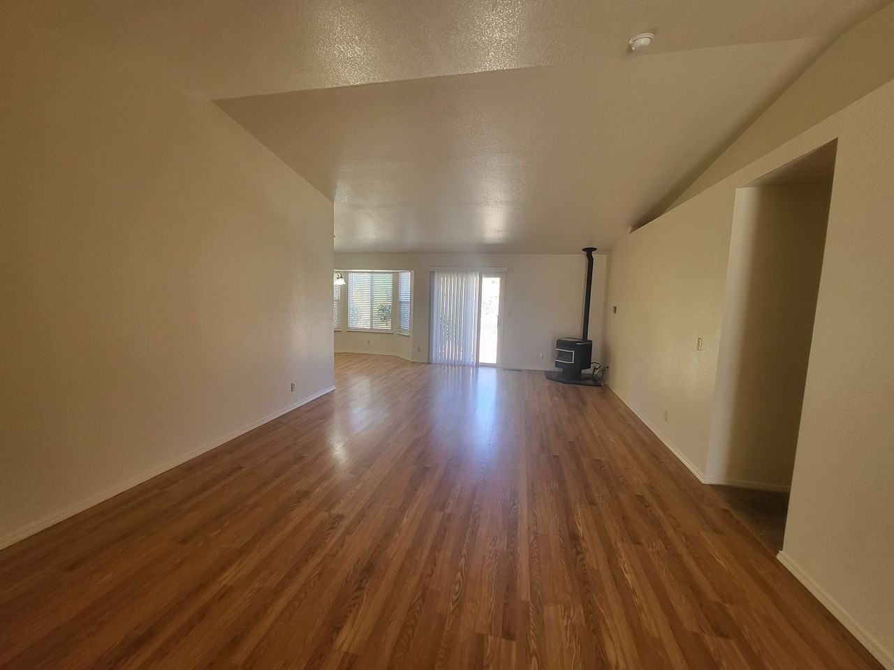 996 Desert Dr - Photo 2 of 13