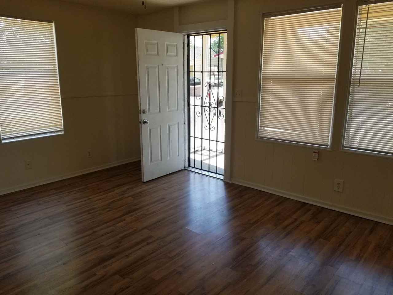 120 Roosevelt Cir - Photo 3 of 11